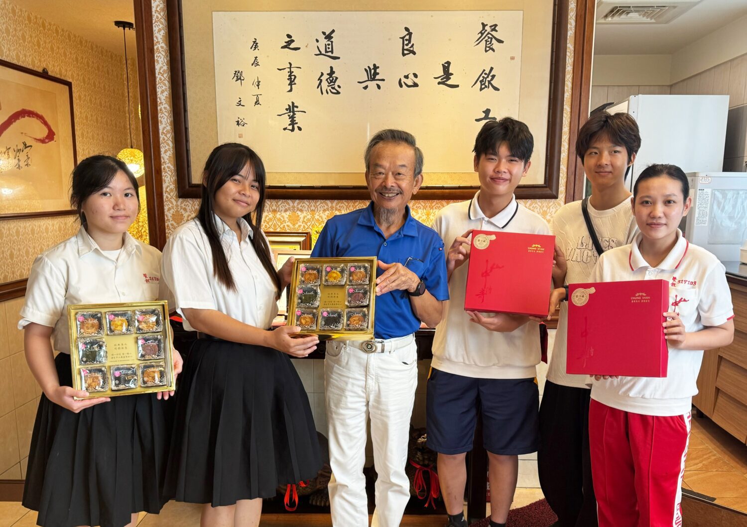 鄧師傅餐飲事業頒發中山工商正規班僑生獎學金鼓勵逐夢 學生手作月餅回饋企業情誼