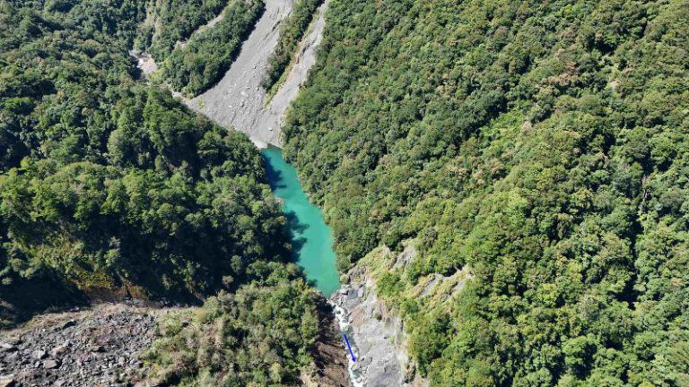 新竹泰崗溪堰塞湖穩定溢流暫無安全疑慮 　林保署新竹分署持續監測