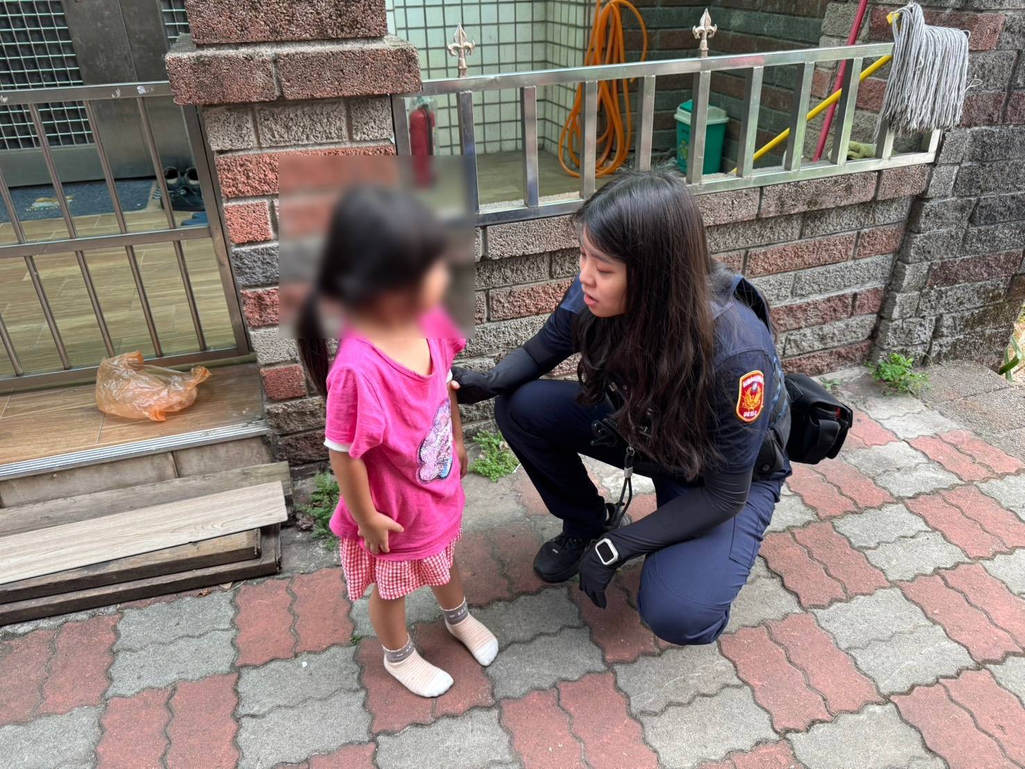 5歲女童清晨迷途路邊哭泣 平鎮警方耐心尋找助返家