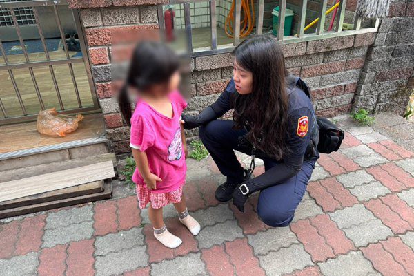 平鎮一女童一早出家門忘回家路 站在路邊哭泣所幸被員警帶回 平鎮一女童一早出家門忘回家路 站在路邊哭泣所幸被員警帶回