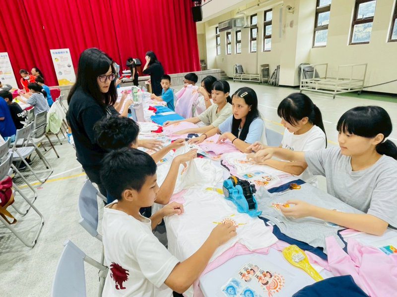 漾新聞|翻轉校服登拉拉山 學童T恤設計化身環境守護者