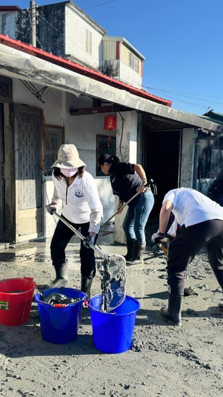 漾新聞|夜衝挺進花蓮災區 雅芬姊帶隊鏟泥救災感動人心 漾新聞|夜衝挺進花蓮災區 雅芬姊帶隊鏟泥救災感動人心