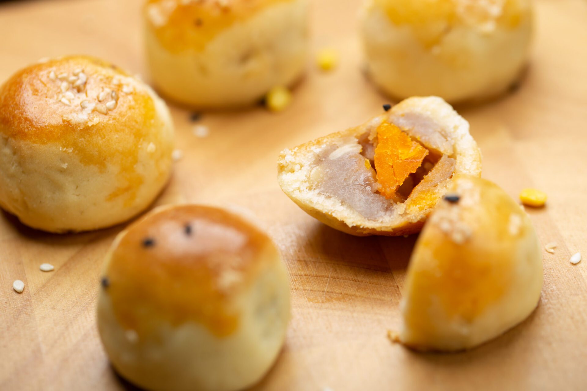 中秋吃月餅注意！慎防蘇丹紅染劑 越鮮豔的蛋黃酥越要小心