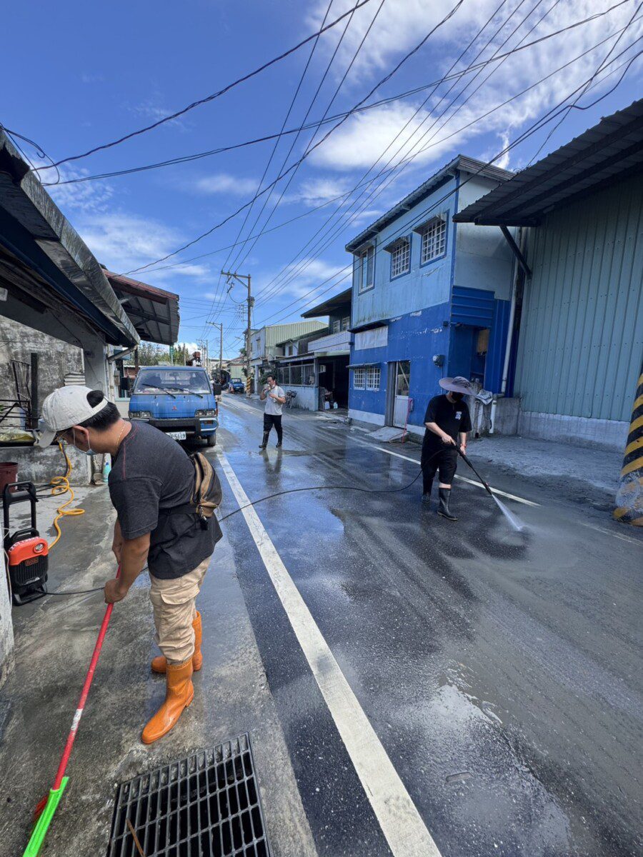 魏嘉賢議員組成水槍志工團　與在地青年共力清理家園