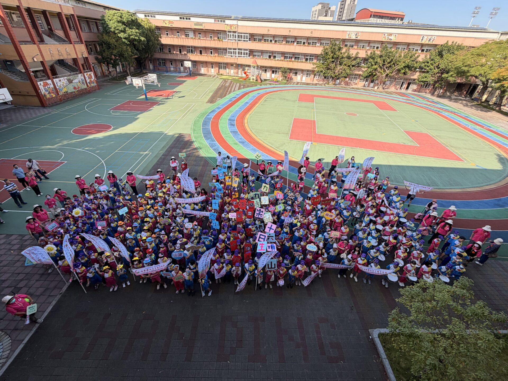 山頂國小歡慶創校60週年 師生踩街熱鬧揭序幕