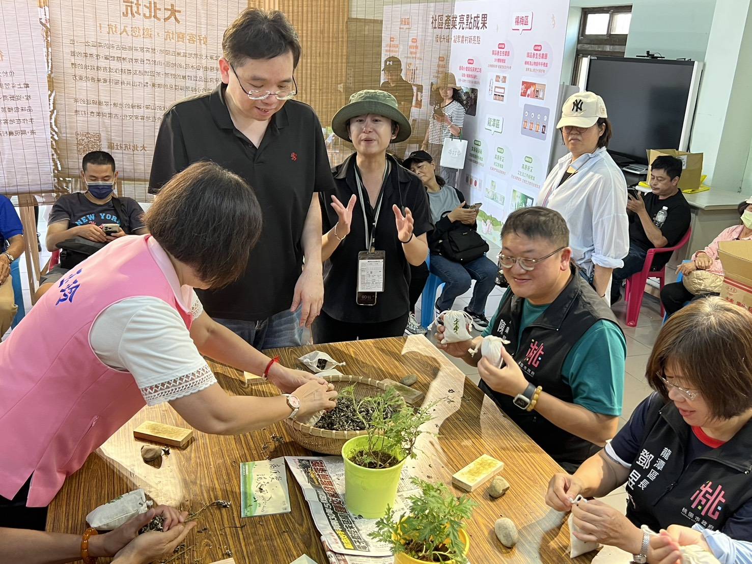 桃園「艾草茶香趣」首日登場 帶動社區永續茶產業及艾草產業 桃園「艾草茶香趣」首日登場 帶動社區永續茶產業及艾草產業