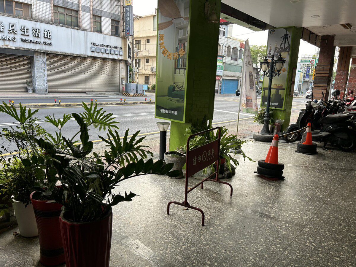 桃園區國際路二段 騎樓非公有用地卻具公共使用義務　呼籲主管機關重視行人與店家權益