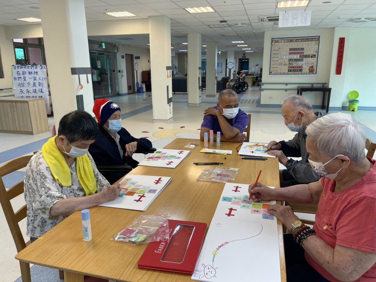 彰化榮家失智住民以藝術懷舊迎雙十 用畫筆與歌聲喚起溫暖記憶 彰化榮家失智住民以藝術懷舊迎雙十 用畫筆與歌聲喚起溫暖記憶