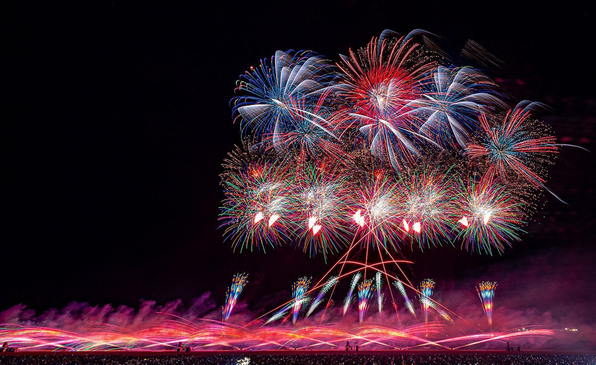 秋田「大曲煙火秋季篇」綻放夜空光影藝術　近八千發花火照亮秋日浪漫