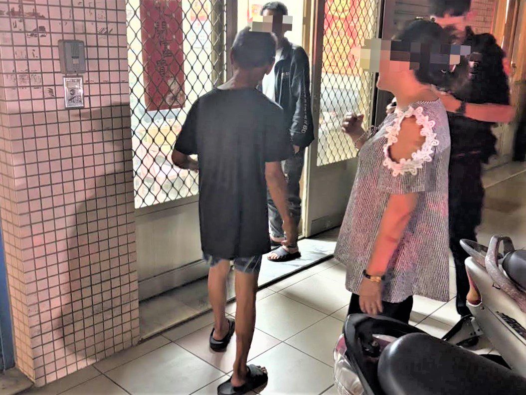 迷途蹲坐路旁 八掌警助老翁返家團圓 迷途蹲坐路旁 八掌警助老翁返家團圓