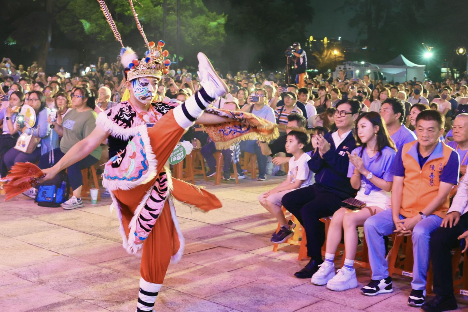 高雄萬年季結合傳統與現代 陳其邁迎火獅盼淨化社會民心 高雄萬年季結合傳統與現代 陳其邁迎火獅盼淨化社會民心