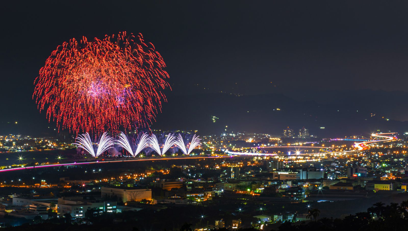 南投首辦國慶焰火 四萬三千發照亮夜空 賴清德、韓國瑜同賀 南投首辦國慶焰火 四萬三千發照亮夜空 賴清德、韓國瑜同賀