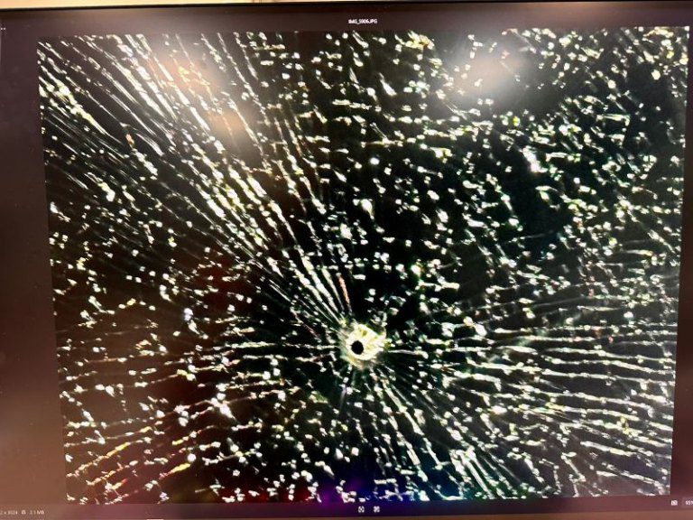 陳姓男子持瓦斯槍射擊車窗玻璃　遭竹東分局逮捕