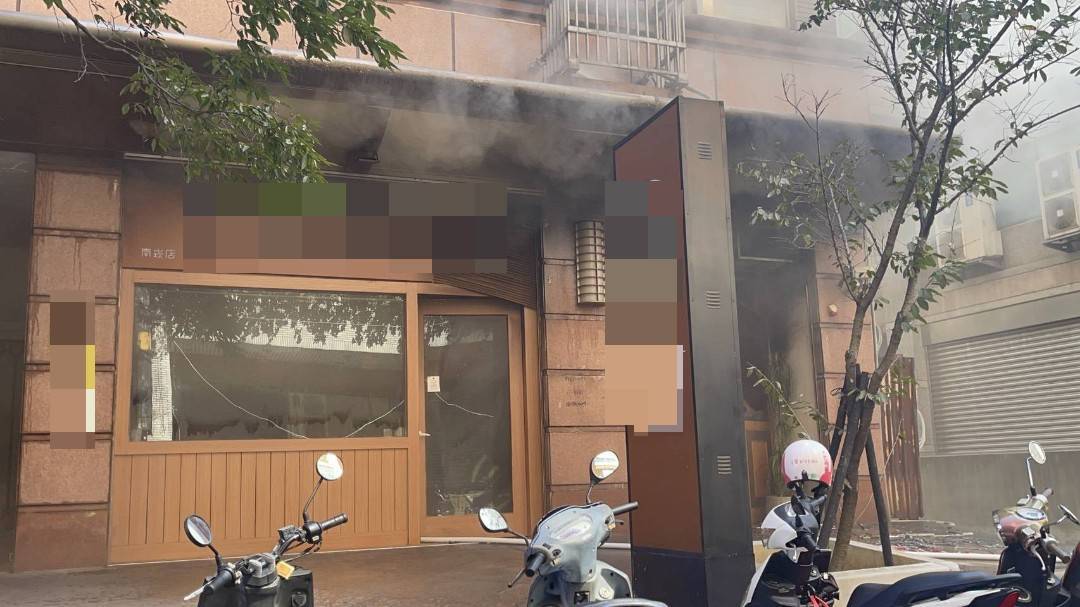 蘆竹店面廚房起火竄濃煙烈焰 1瓦斯行工人燒燙傷送醫