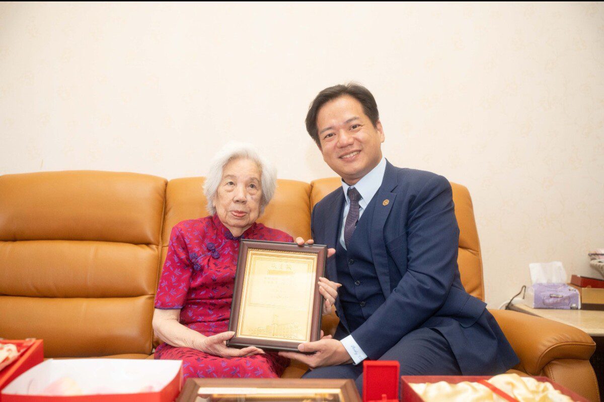 竹市府敬老傳愛 邱臣遠代理市長親訪百歲人瑞獻上重陽祝福 竹市府敬老傳愛 邱臣遠代理市長親訪百歲人瑞獻上重陽祝福