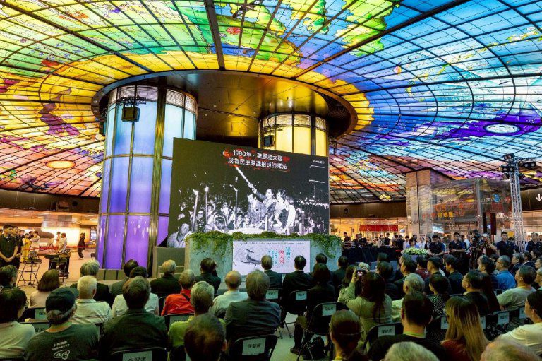 陳其邁陪同總統出席「誌過去致未來—平復國家不法暨頒發名譽回復證書聯合典禮」 守護台灣民主自由 陳其邁陪同總統出席「誌過去致未來—平復國家不法暨頒發名譽回復證書聯合典禮」 守護台灣民主自由