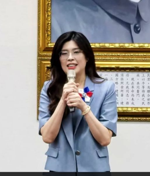 〈與其苛責要求,不如思考:我們能幫鄭麗文做什麼?〉 〈與其苛責要求,不如思考:我們能幫鄭麗文做什麼?〉