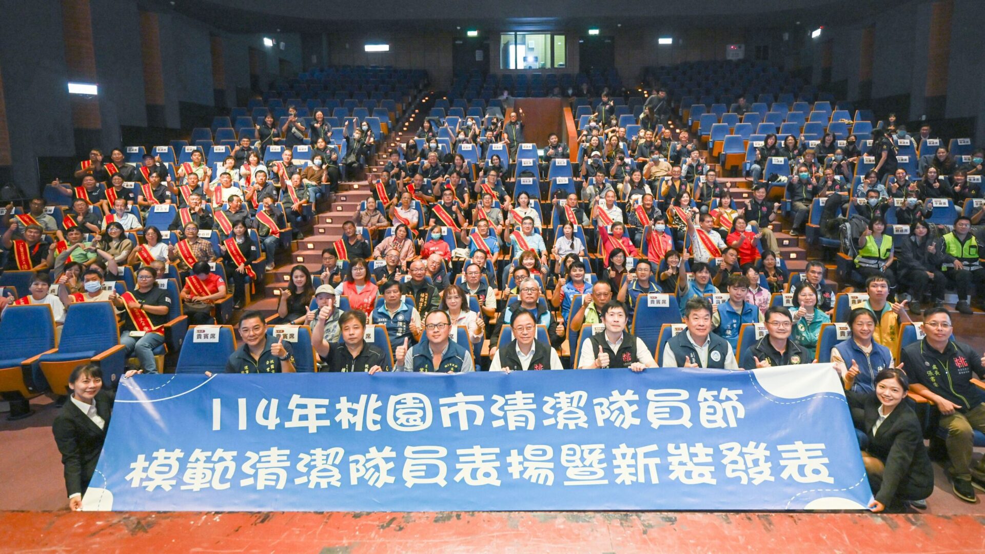 桃園清潔隊員節登場！張善政表揚模範「城市英雄」新制服亮相