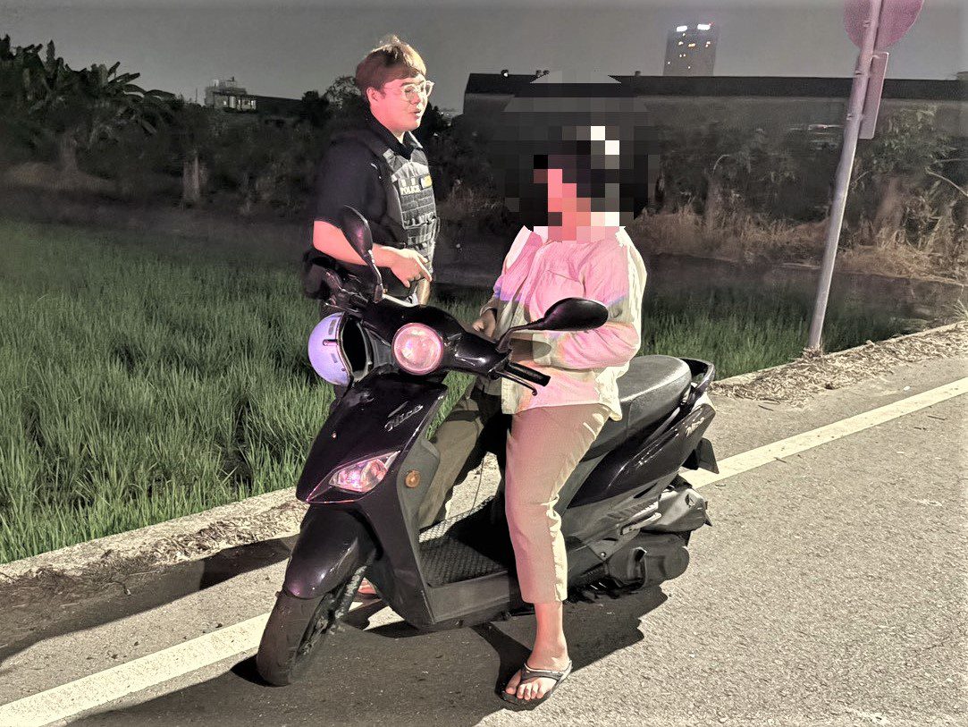 情緒低落獨坐路旁 竹園警暖心開導