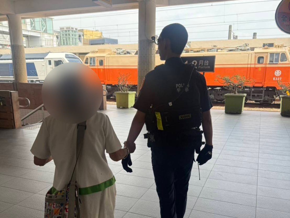 岡山暖警:「阿嬤免驚，我陪您走！」成月台最美風景