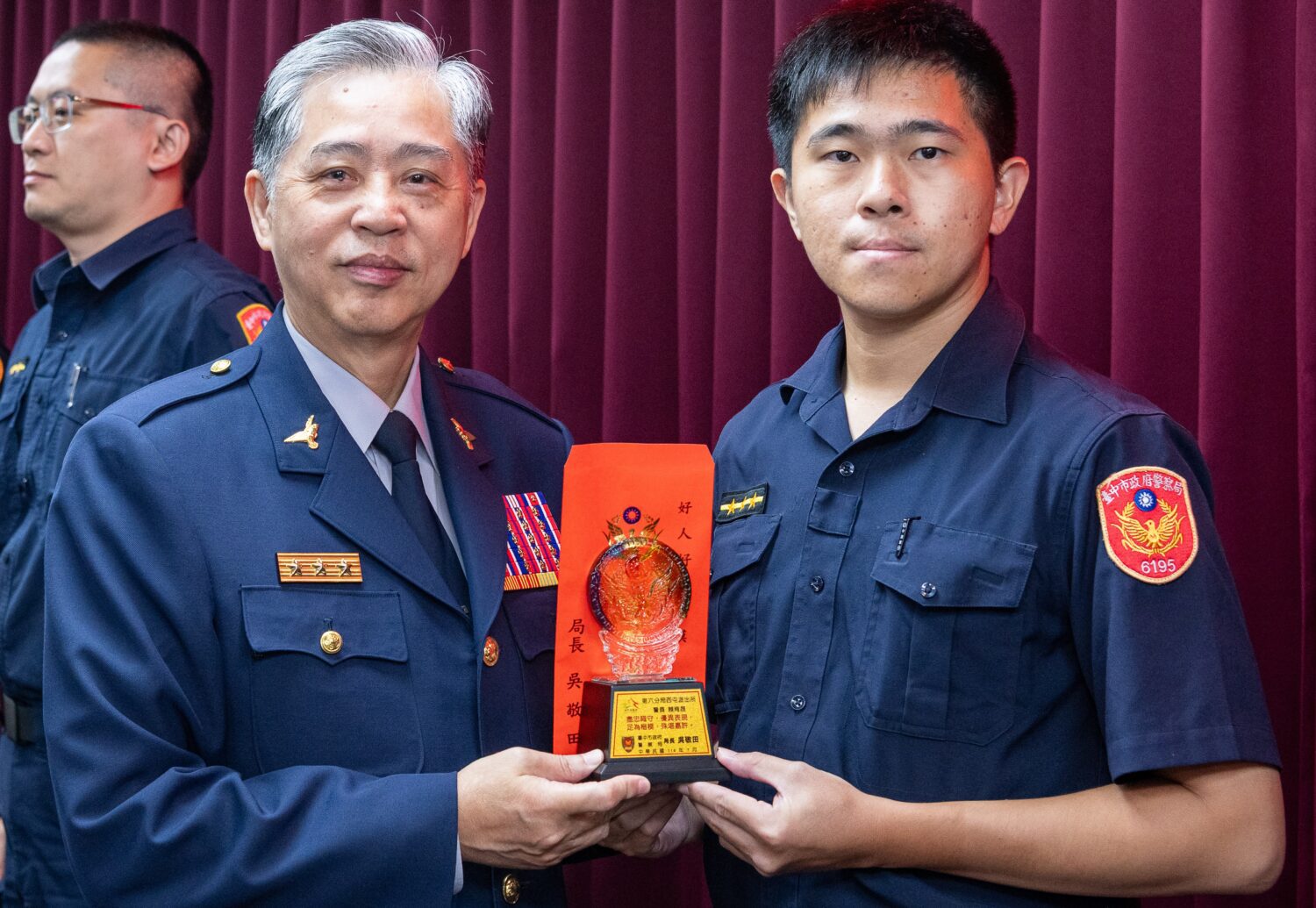 賴育晟搶救欲跳橋輕生女 局長吳敬田公開表揚稱許 賴育晟搶救欲跳橋輕生女 局長吳敬田公開表揚稱許