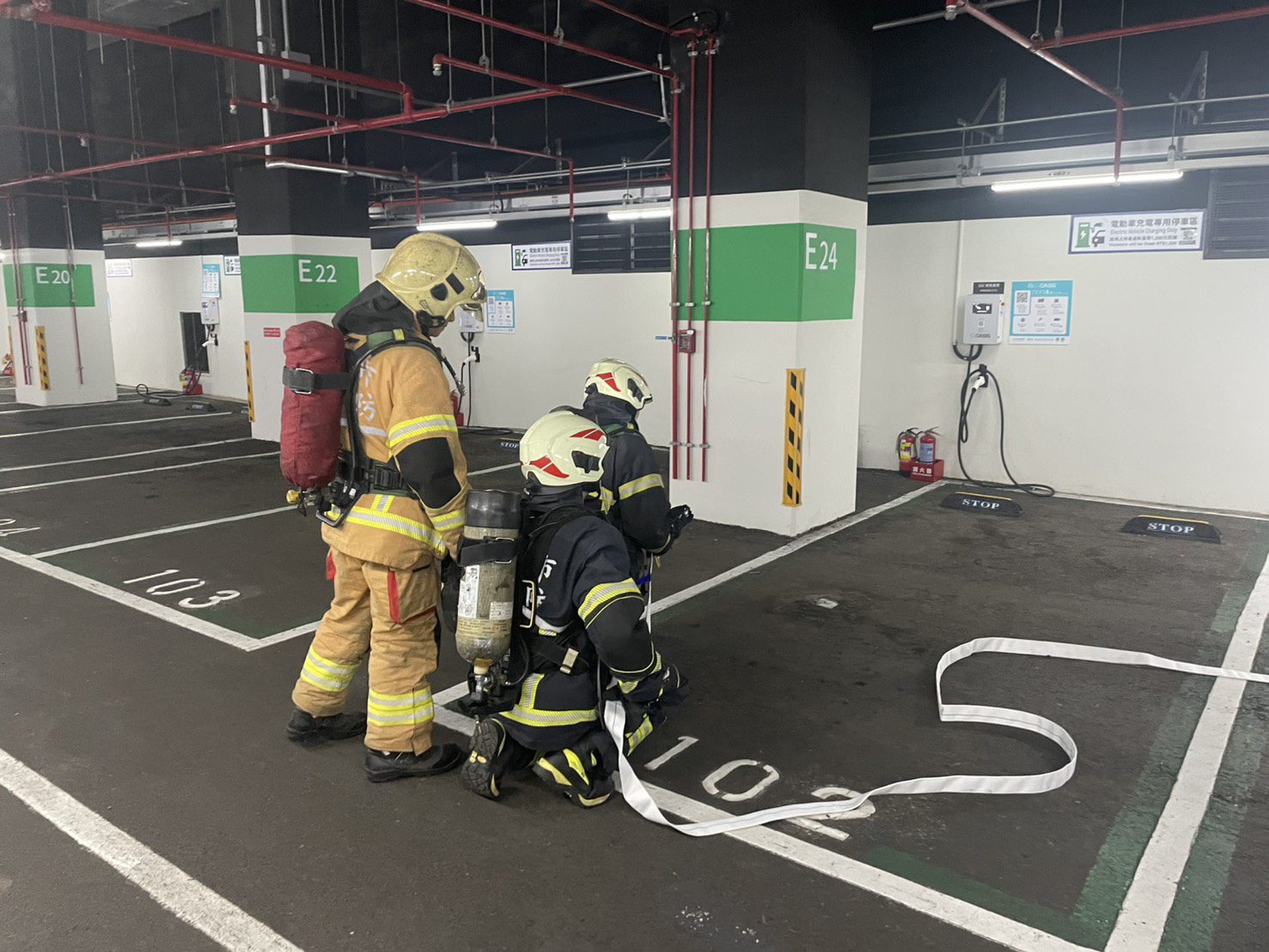 衛武營加強電動車充電樁搶救演練 提升應變力確保群眾安全