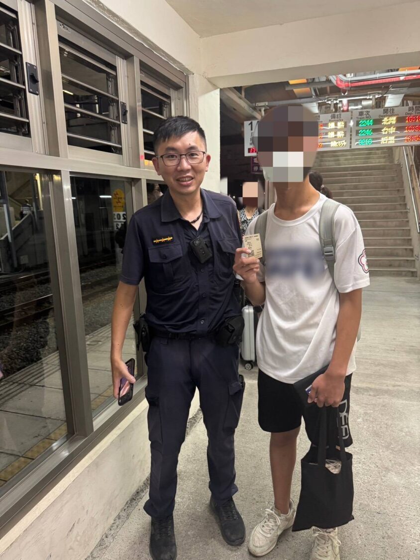 「紙筆」傳溫情 烏日暖警買車票助聽障高中生平安返家 「紙筆」傳溫情 烏日暖警買車票助聽障高中生平安返家