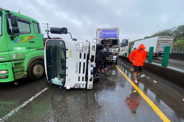 台六六高榮附近車禍 大貨車撞車後躺在路中 台六六高榮附近車禍 大貨車撞車後躺在路中