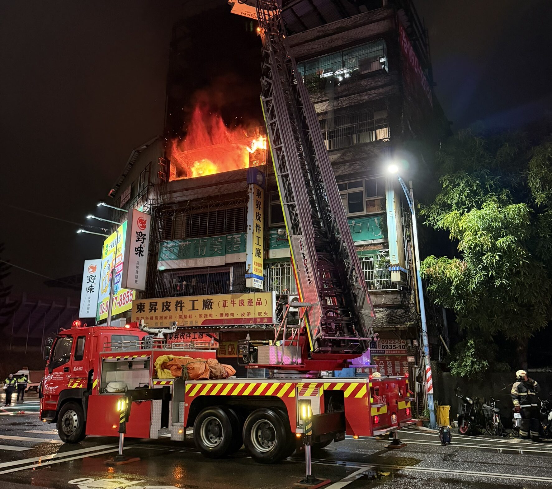 龜山民宅凌晨遭火舌吞噬!桃園消防出動87人灌救 4住戶一度受困 龜山民宅凌晨遭火舌吞噬!桃園消防出動87人灌救 4住戶一度受困