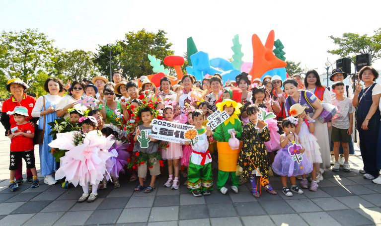 全民設計散步日-《花田衣秀|花漾行》 王惠美身穿花卉色彩服裝走上田尾步道 全民設計散步日-《花田衣秀|花漾行》 王惠美身穿花卉色彩服裝走上田尾步道