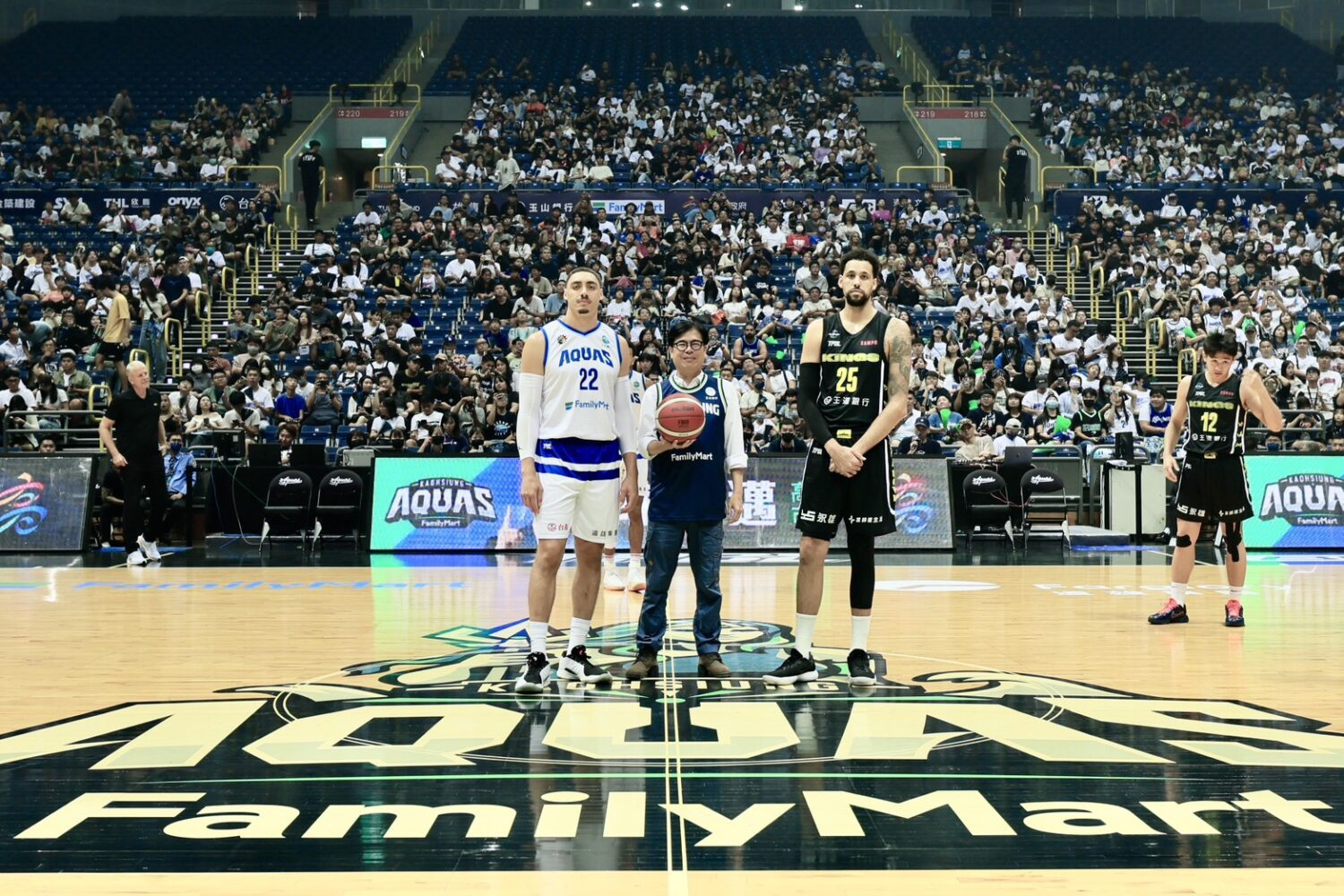 TPBL 2025-2026賽季例行賽 高雄全家海神主場開幕戰 陳其邁到場應援支持在地球隊 TPBL 2025-2026賽季例行賽 高雄全家海神主場開幕戰 陳其邁到場應援支持在地球隊