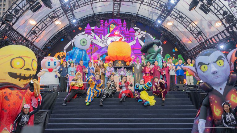 桃園藝文廣場變魔幻城 巨型蜘蛛王吸睛登場 桃園藝文廣場變魔幻城 巨型蜘蛛王吸睛登場