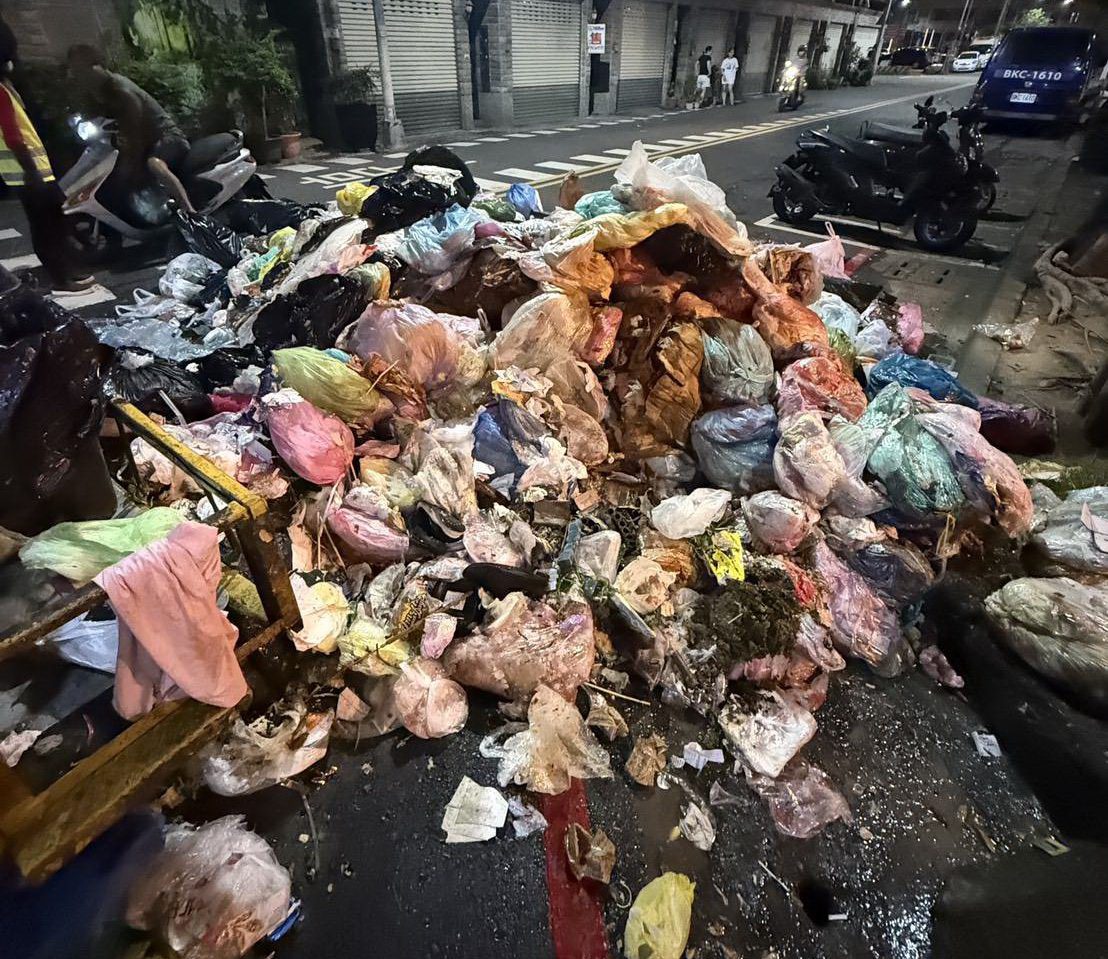 垃圾車冒煙驚險化解 高市環保局呼籲民眾垃圾排出前 垃圾車冒煙驚險化解 高市環保局呼籲民眾垃圾排出前