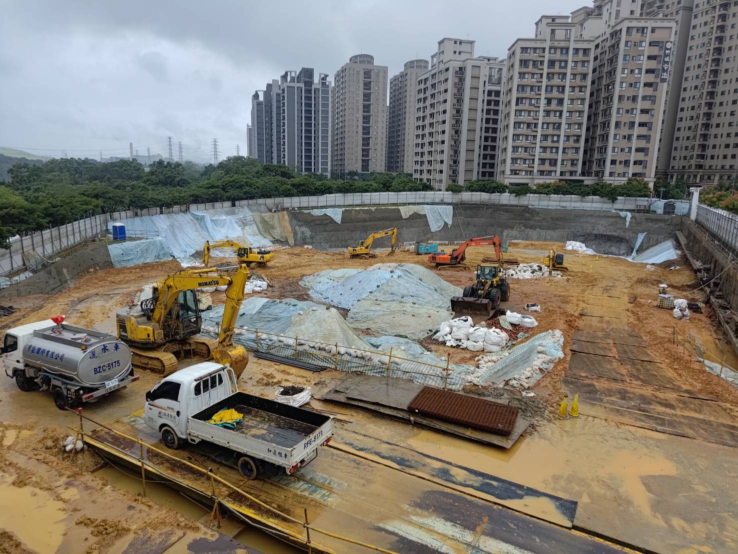 豪雨釀龜山社宅邊坡滑落 市府緊急搶修噴凝土加固 豪雨釀龜山社宅邊坡滑落 市府緊急搶修噴凝土加固