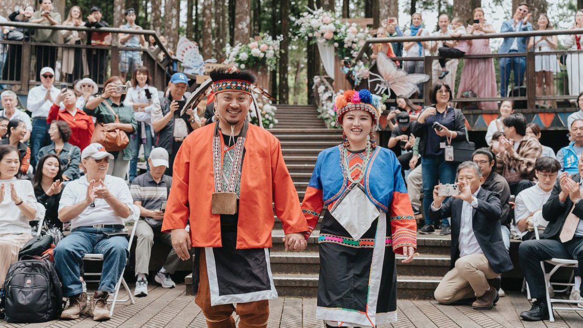 阿里山神木下婚禮邁入第19年 跨國新人見證千年誓言、浪漫樂聲飄揚山林 阿里山神木下婚禮邁入第19年 跨國新人見證千年誓言、浪漫樂聲飄揚山林