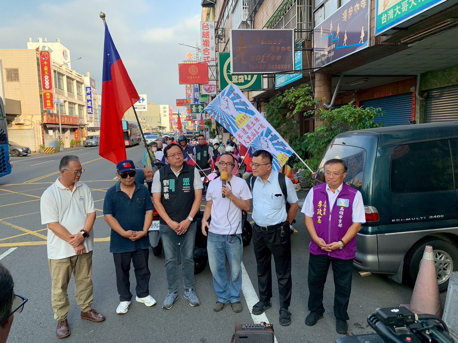 喚醒被遺忘的節日 台灣民眾黨高市黨部帶領民眾車掃慶祝光復節 喚醒被遺忘的節日 台灣民眾黨高市黨部帶領民眾車掃慶祝光復節