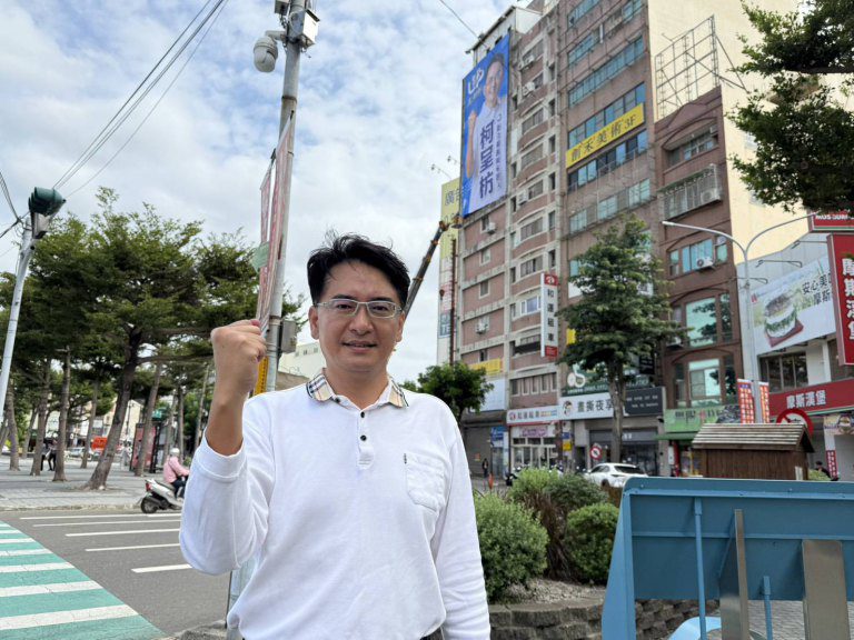 柯呈枋宣布參戰! 彰化火車站前首掛看板,喊「彰化強UP」拚起來 柯呈枋宣布參戰! 彰化火車站前首掛看板,喊「彰化強UP」拚起來
