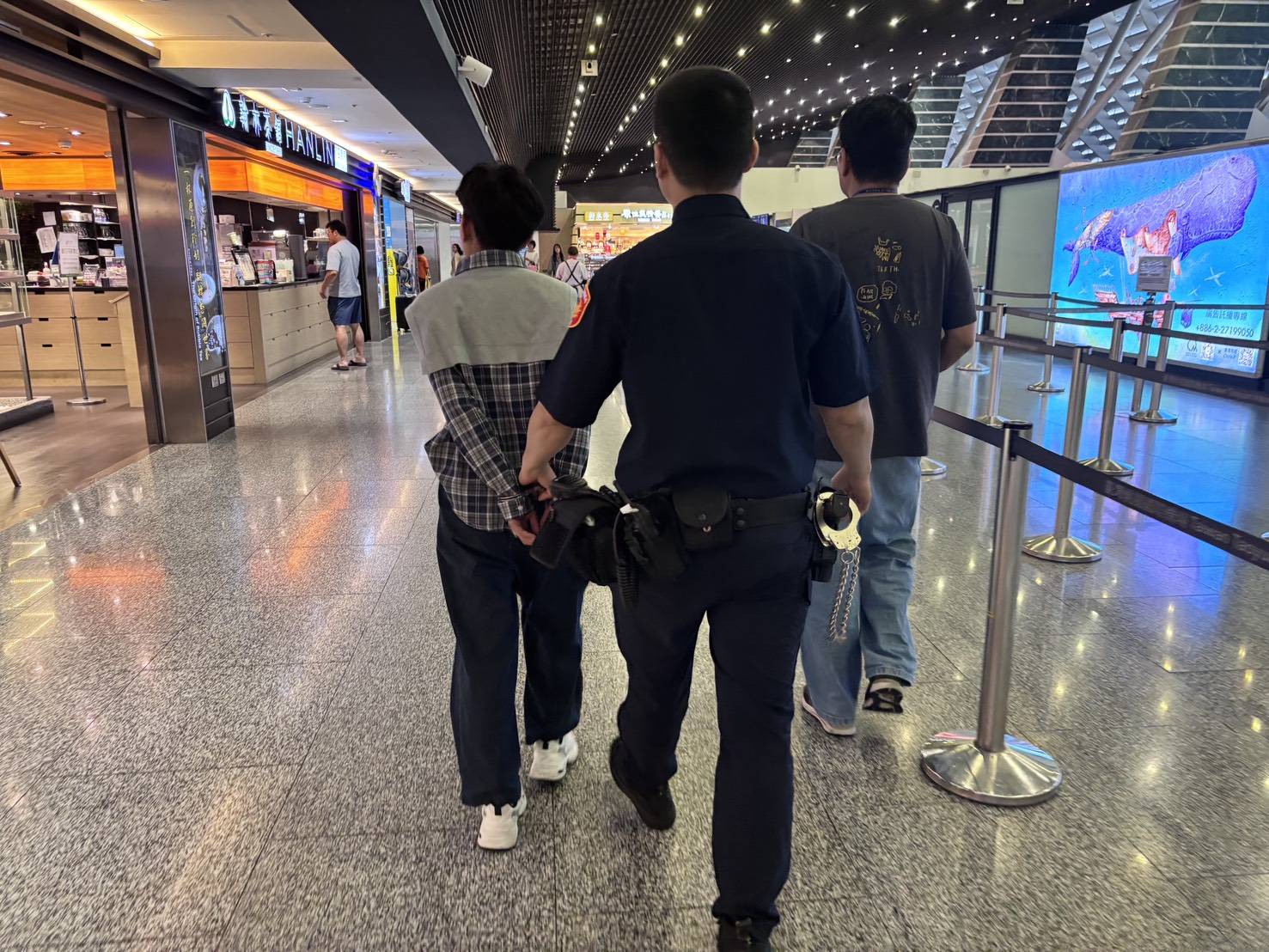 泰籍女子觀光名義來台當車手 桃警機場攔截出境前逮捕 泰籍女子觀光名義來台當車手 桃警機場攔截出境前逮捕