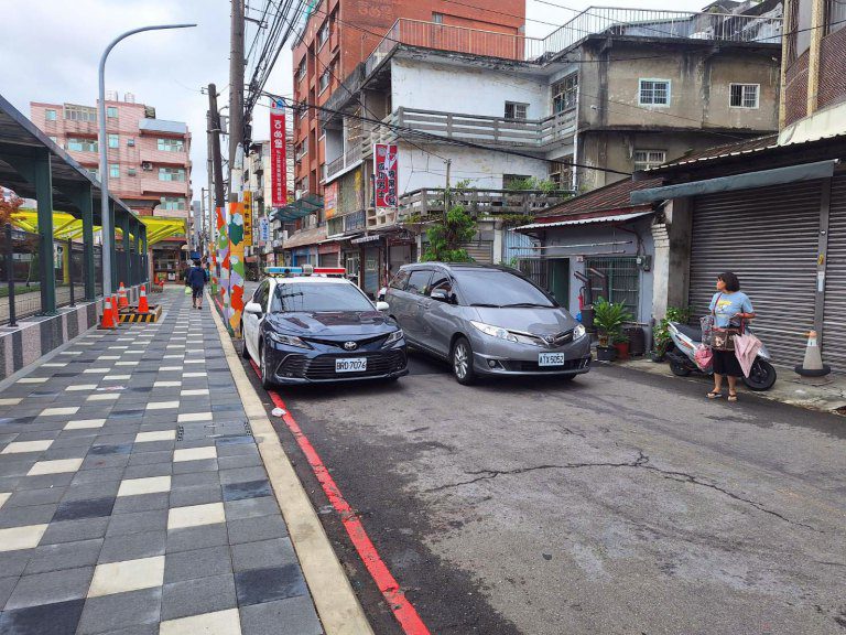 桃市警車紅線違停擋巷口險象環生惹議 民眾批警帶頭違法、形象受損 桃市警車紅線違停擋巷口險象環生惹議 民眾批警帶頭違法、形象受損