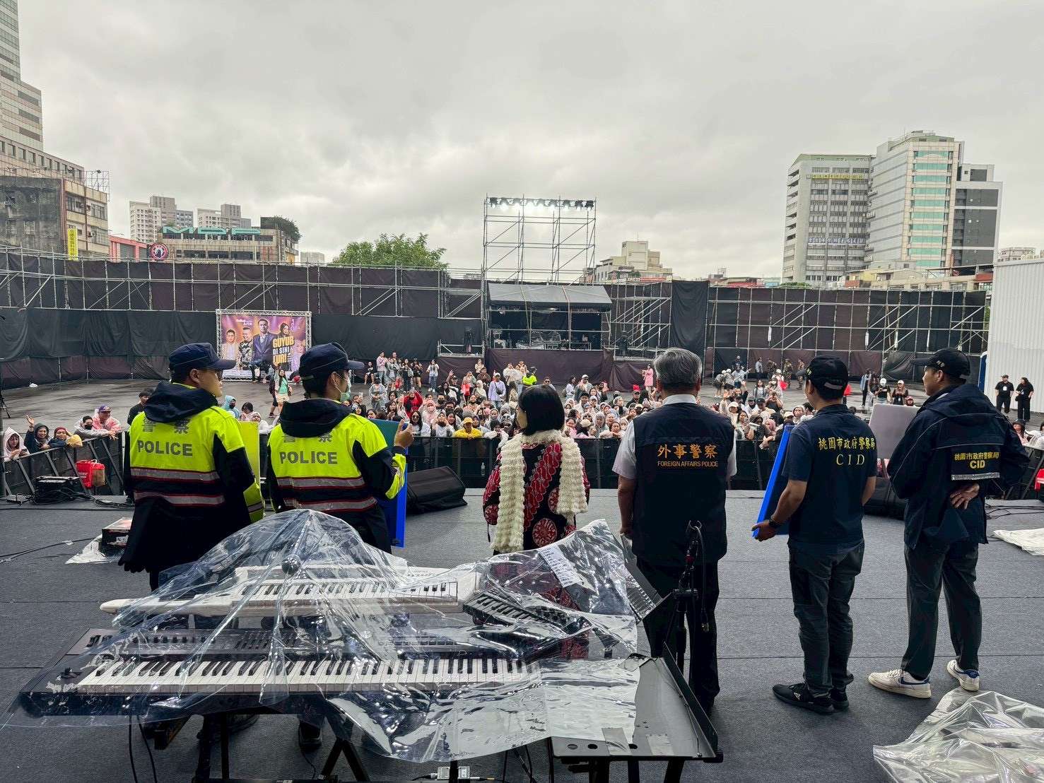 印尼移工專場演唱會熱鬧登場 中壢警上台宣導防詐、交安知識 印尼移工專場演唱會熱鬧登場 中壢警上台宣導防詐、交安知識