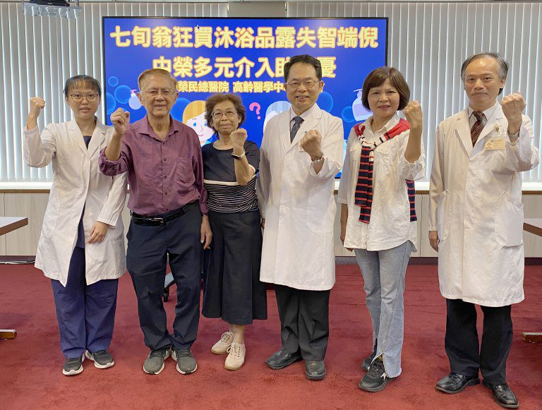 七旬翁狂買沐浴品露失智端倪 中榮多元介入助解憂 七旬翁狂買沐浴品露失智端倪 中榮多元介入助解憂