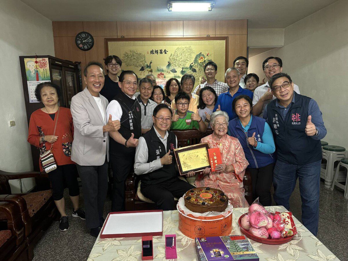 張善政市長慰訪百歲人瑞詹李緞女士 致贈重陽賀禮祝福長壽安康 張善政市長慰訪百歲人瑞詹李緞女士 致贈重陽賀禮祝福長壽安康