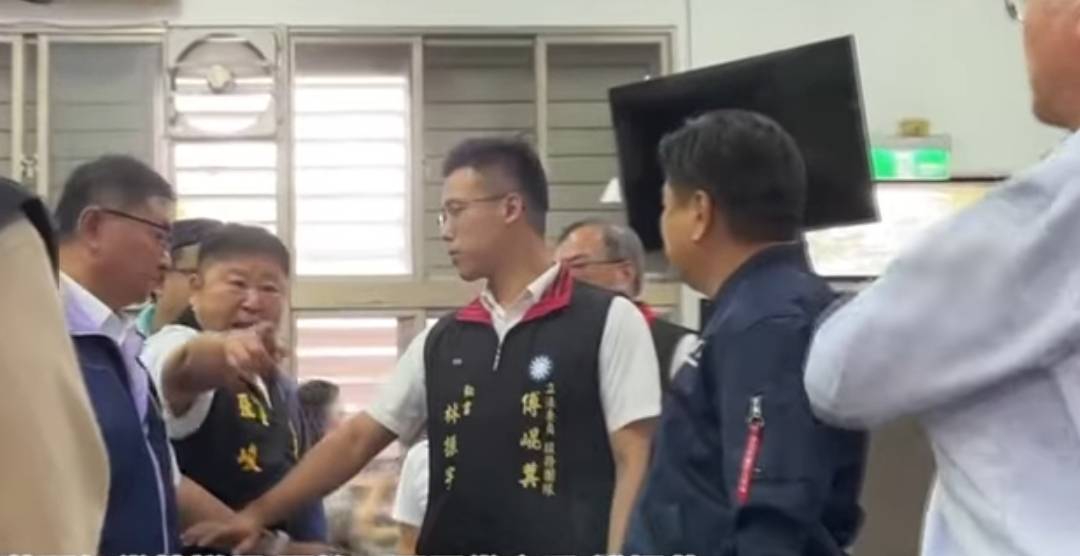 光復重建會埸 議長張峻一腳踹出的不是桌子 是災民被忽視的怒氣! 光復重建會埸 議長張峻一腳踹出的不是桌子 是災民被忽視的怒氣!