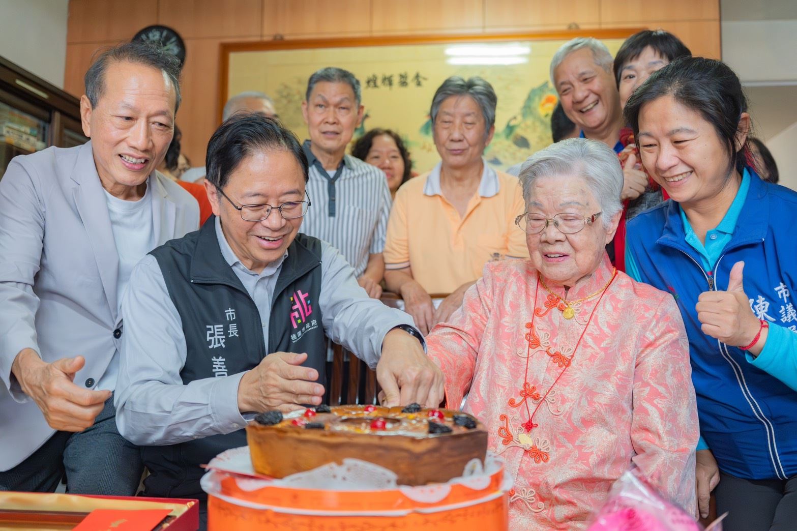桃園百歲人瑞展現終身學習精神 張善政到府祝壽贈金戒指、獎牌 桃園百歲人瑞展現終身學習精神 張善政到府祝壽贈金戒指、獎牌