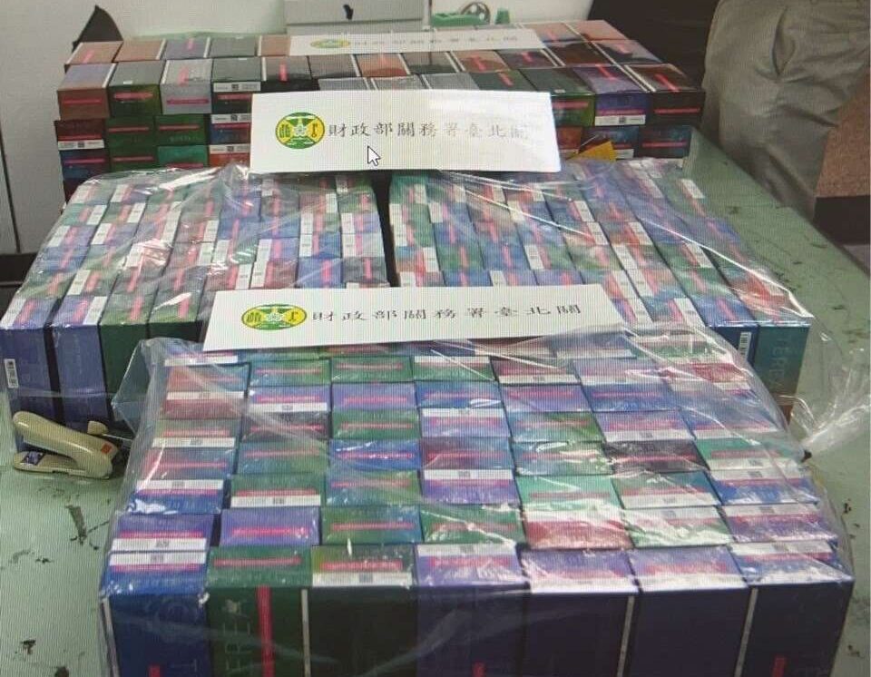 勾結走私集團協助9千條加熱菸闖關 航警收賄近百萬遭起訴 勾結走私集團協助9千條加熱菸闖關 航警收賄近百萬遭起訴