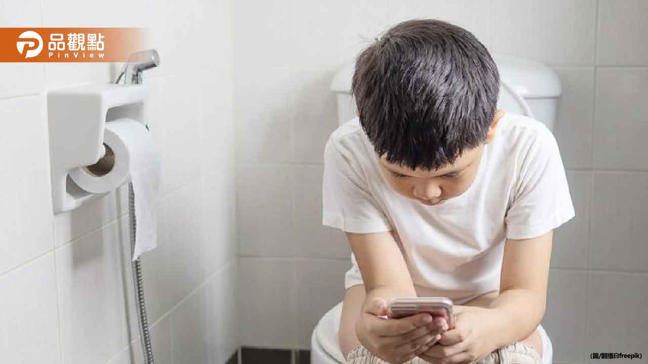 11歲男童玩手機導致嚴重便秘!醫警告:恐致腸道蠕動退化 11歲男童玩手機導致嚴重便秘!醫警告:恐致腸道蠕動退化
