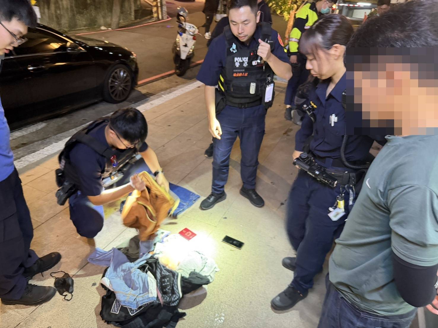 暗夜尾隨逮車手!馬籍男子連跑超商領錢 當場被制伏 暗夜尾隨逮車手!馬籍男子連跑超商領錢 當場被制伏