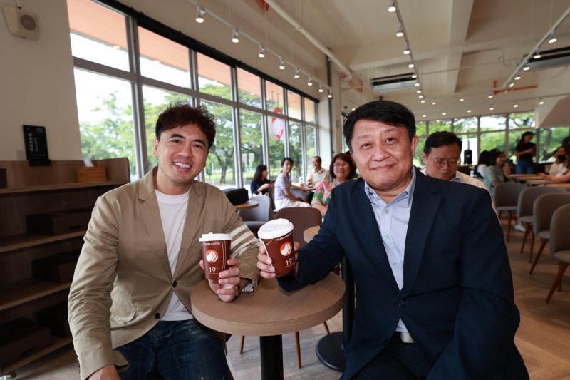 漾新聞|咖啡香佔領高大!路易莎生態湖畔開幕 成師生最美第三空間 漾新聞|咖啡香佔領高大!路易莎生態湖畔開幕 成師生最美第三空間
