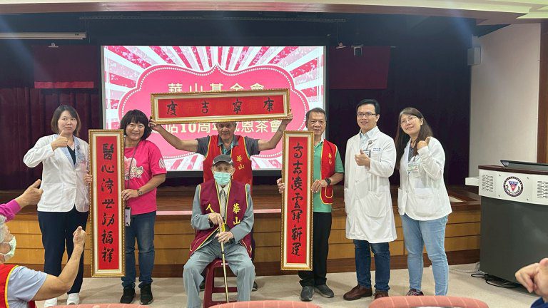 百歲人瑞揮毫謝善士 高醫暖心同行 百歲人瑞揮毫謝善士 高醫暖心同行