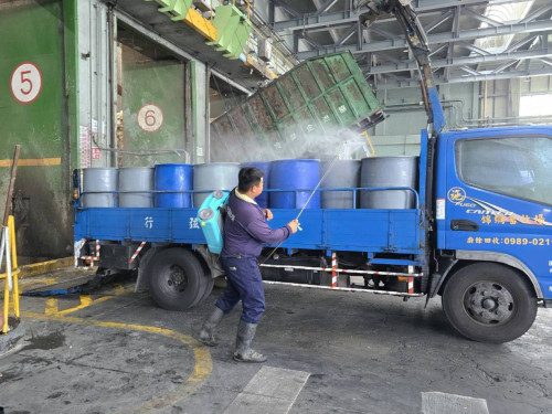 不肖業者強行闖入屏東縣焚化廠偷倒廚餘 環保局當場查獲移送法辦 嚴正譴責違法行徑 呼籲業者勿以身試法 不肖業者強行闖入屏東縣焚化廠偷倒廚餘 環保局當場查獲移送法辦 嚴正譴責違法行徑 呼籲業者勿以身試法